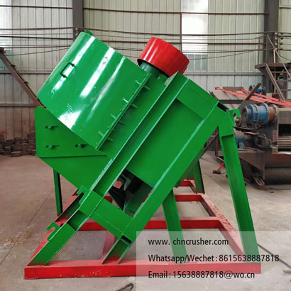 Horizontal conveyor belt fed wood chipper