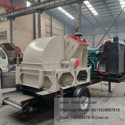 Conveyor belt output wood chip machine