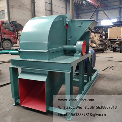 Blower-type wood chip machine