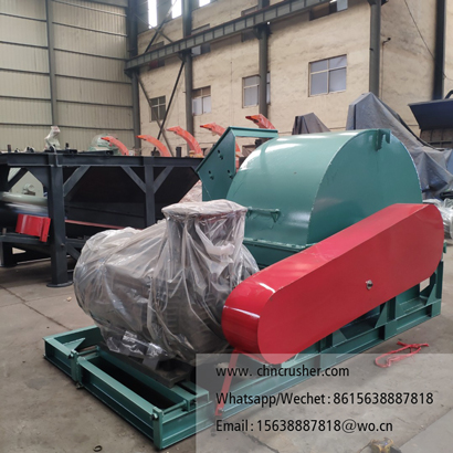 Large-scale wood chip machine with bottom discharge