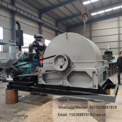 Large-scale wood chip machine with bottom discharge