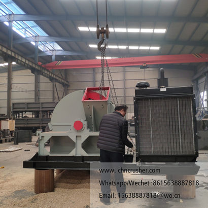 Large-scale wood chip machine with bottom discharge