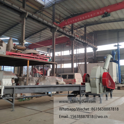 Belt conveyor fed wood chipper