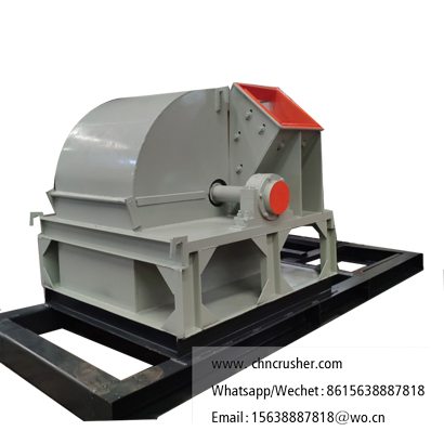 Large-scale wood chip machine with bottom discharge