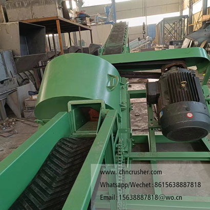 Horizontal conveyor belt fed wood chipper