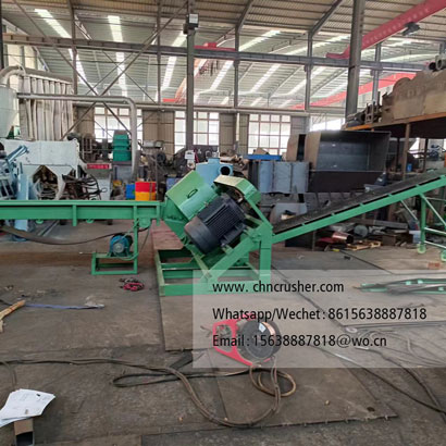 Horizontal conveyor belt fed wood chipper