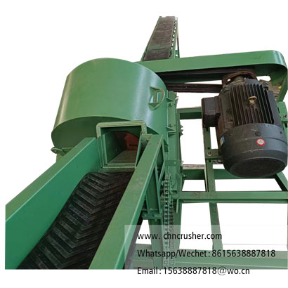 Horizontal conveyor belt fed wood chipper