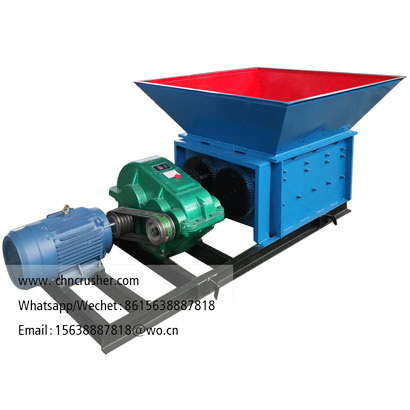 Lump crushing machine