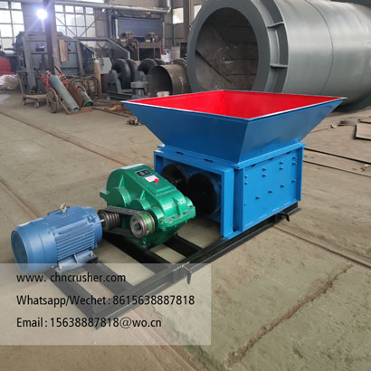 Lump crushing machine