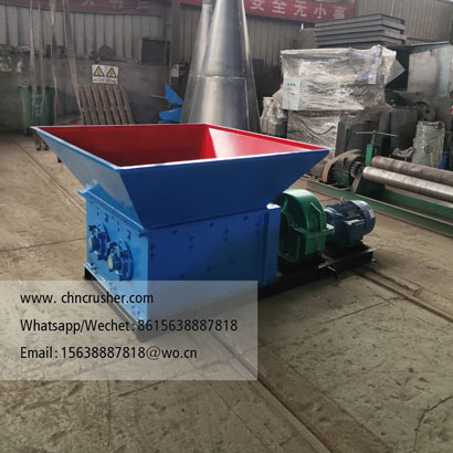 Lump crushing machine