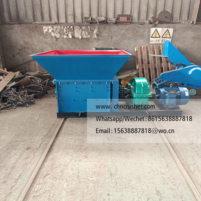 Lump crushing machine