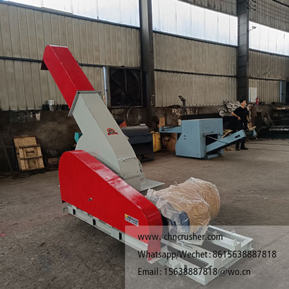 Side-feed wood chipper