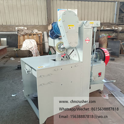 Wood peeling machine