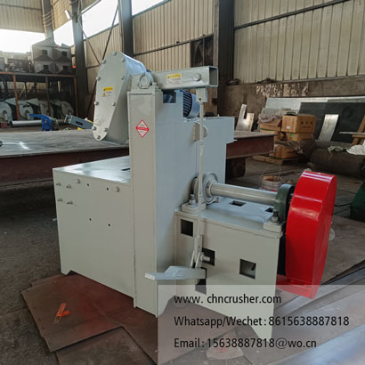 Wood peeling machine