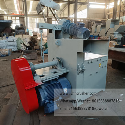 Wood peeling machine