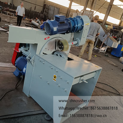 Wood peeling machine