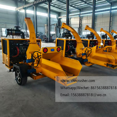 Chain conveyor fed wood chipper