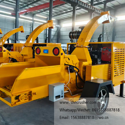 Chain conveyor fed wood chipper