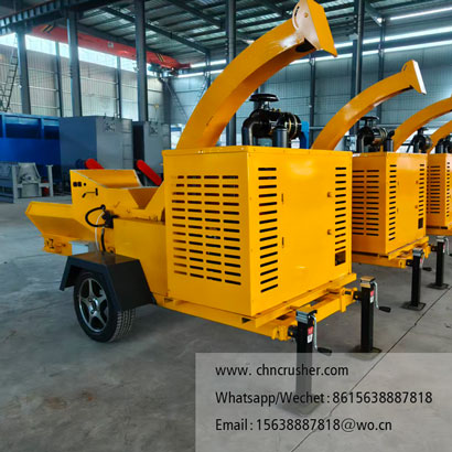 Chain conveyor fed wood chipper