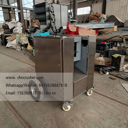 Coconut peeling machine
