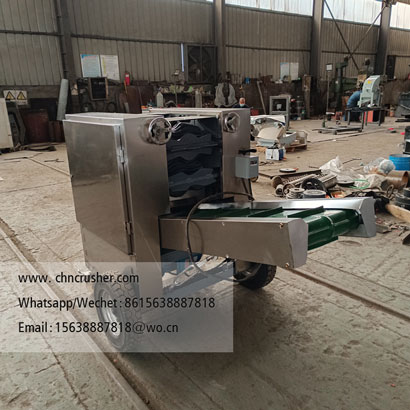 Coconut peeling machine