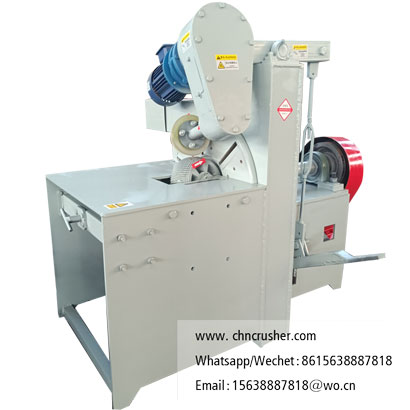 Wood peeling machine