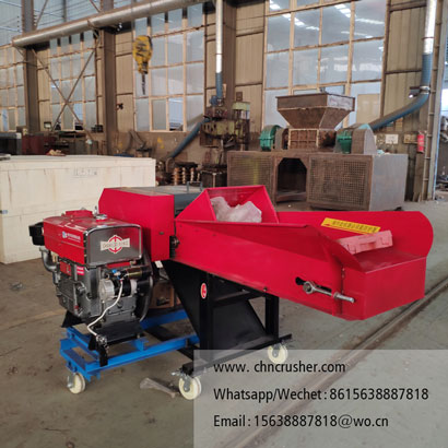 Grass and straw shredding machine
