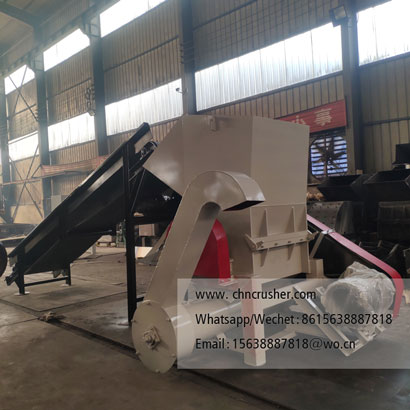 Conveyor belt fed woven bag shredder