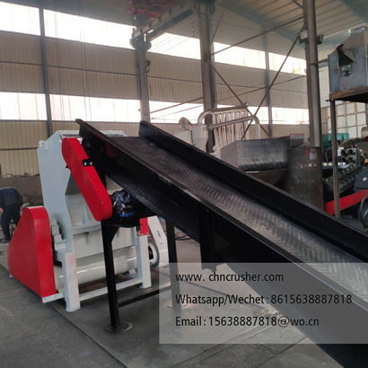 Conveyor belt fed woven bag shredder