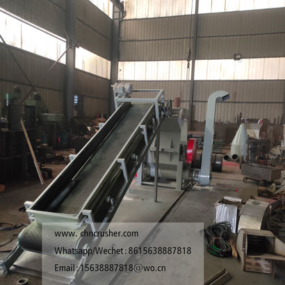 Conveyor belt fed woven bag shredder