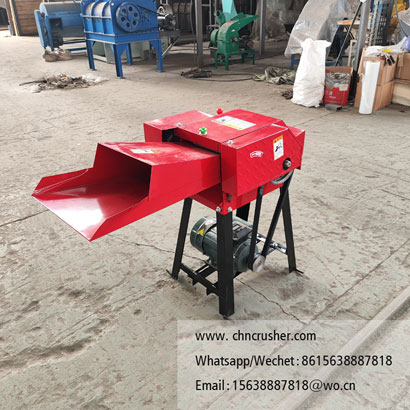 Grass and straw shredding machine