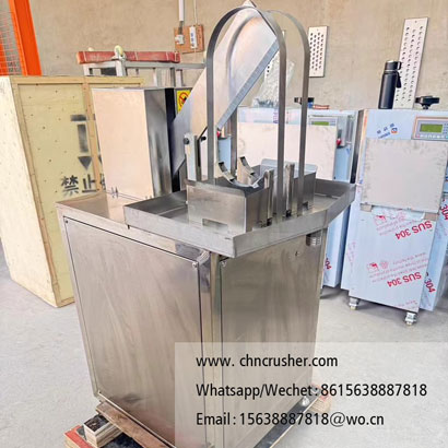 Coconut splitting machine