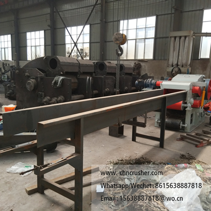 Conveyor belt fed bark shredder