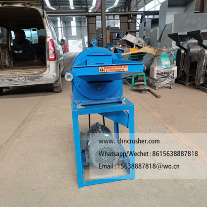 Toothed disc type pine bark crusher