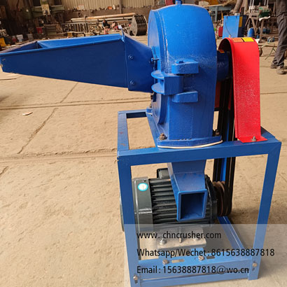Toothed disc type pine bark crusher
