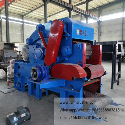 Conveyor belt fed bark shredder