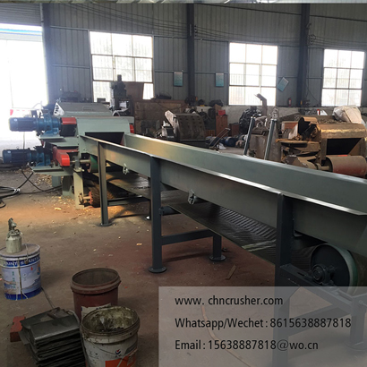 Conveyor belt fed bark shredder