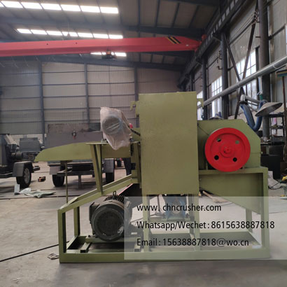 Forced-feed bamboo chip machine