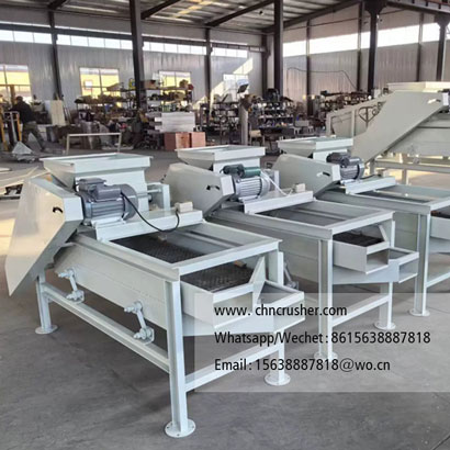 Machine for cracking fruit pits and nut shells to extract kernels
