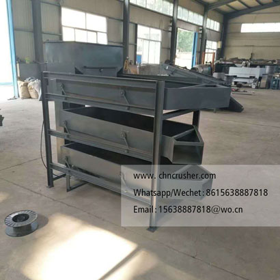 Machine for cracking fruit pits and nut shells to extract kernels